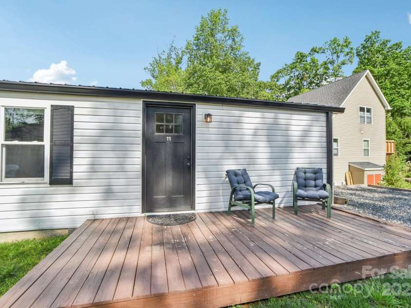 9 Circle Drive, Black Mountain, NC 28711.  MLS# CAR4260626, YatesRealty ID 15687. Nice front deck with only one step.