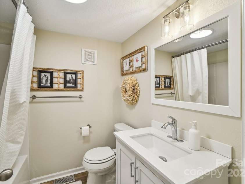 9 Circle Drive, Black Mountain, NC 28711.  MLS# CAR4260626, YatesRealty ID 15687. Spacious bath