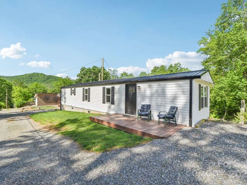 9 Circle Drive, Black Mountain, NC 28711.  MLS# CAR4260626, YatesRealty ID 15687. Welcome to 11 Circle Dr.