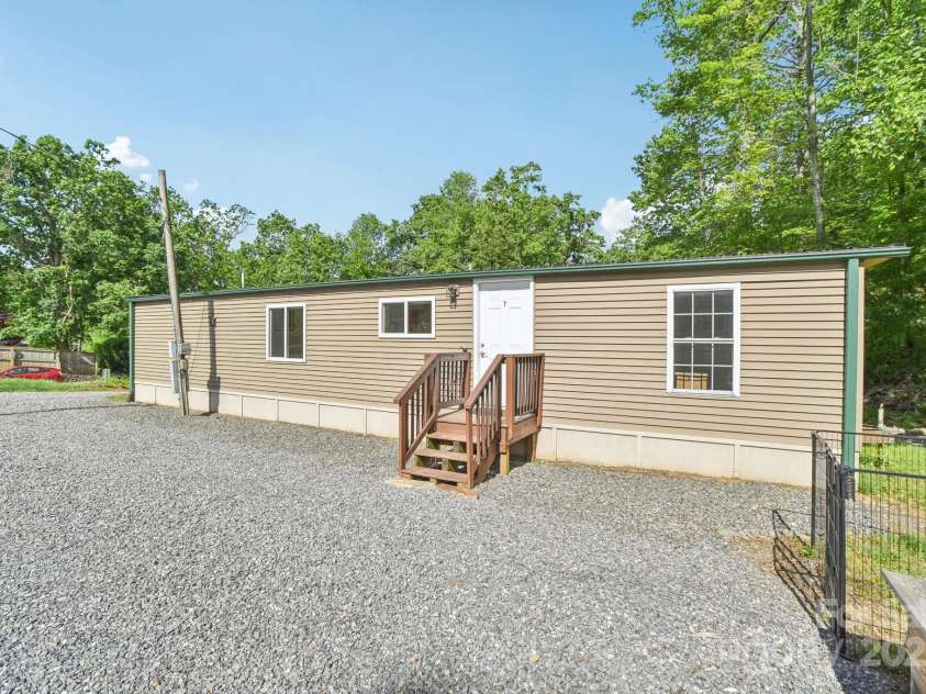 9 Circle Drive, Black Mountain, NC 28711.  MLS# CAR4260626, YatesRealty ID 15687. Welcome to #7 Circle Dr.