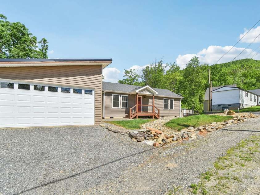 9 Circle Drive, Black Mountain, NC 28711.  MLS# CAR4260626, YatesRealty ID 15687. Welcome to 9 Circle Dr.