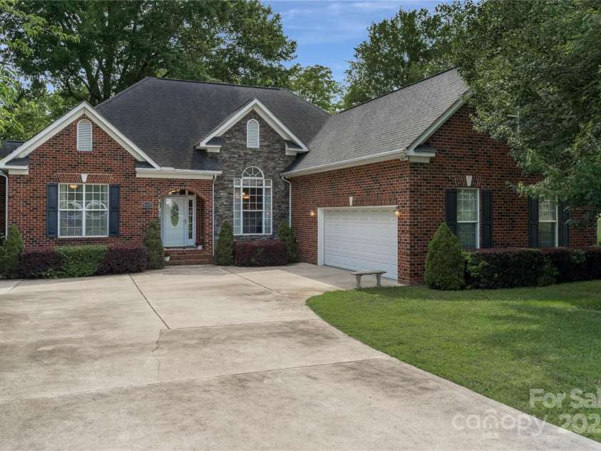 18118 Pompano Place, Cornelius, NC 28031.  MLS# CAR4263080, YatesRealty ID 15689. Fabulous One owner home with no HOA.