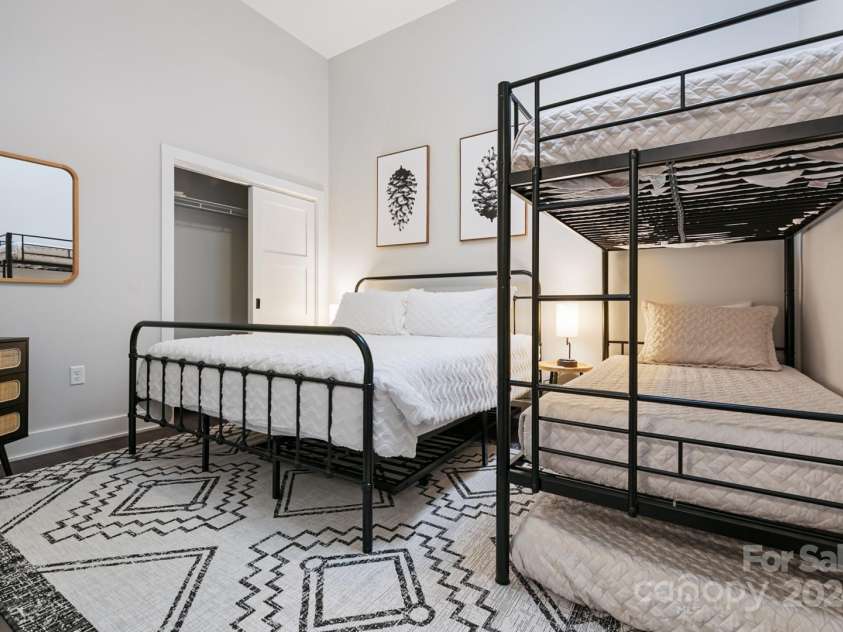 122 College Street, Asheville, NC 28801.  MLS# CAR4208358, YatesRealty ID 1569. 