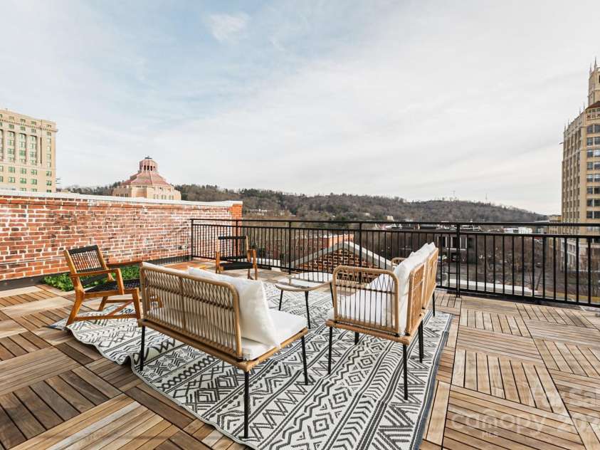 122 College Street, Asheville, NC 28801.  MLS# CAR4208358, YatesRealty ID 1569. 