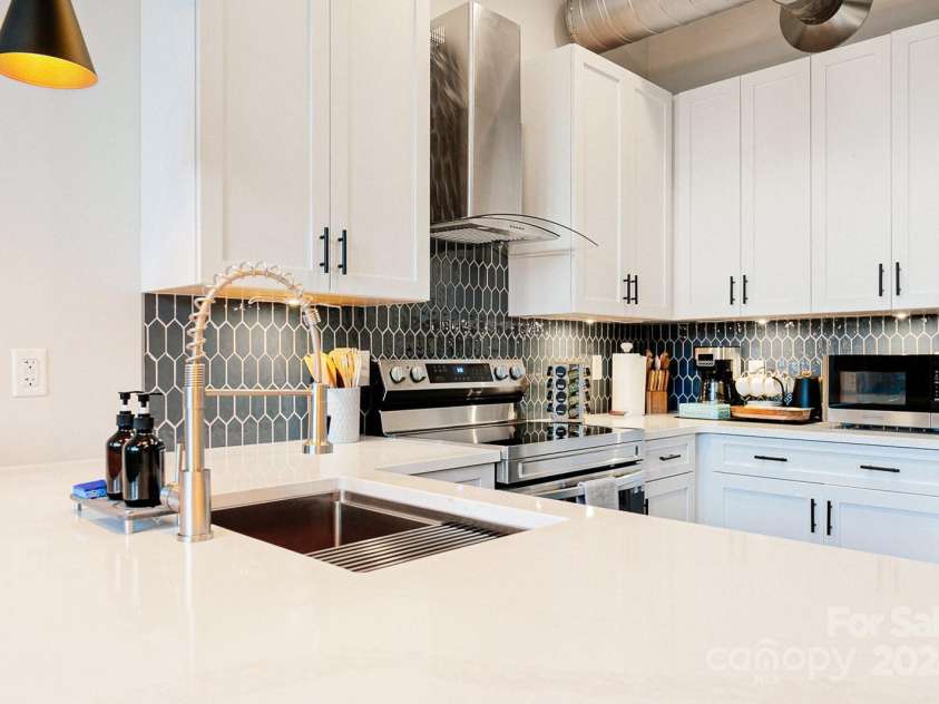 122 College Street, Asheville, NC 28801.  MLS# CAR4208358, YatesRealty ID 1569. 