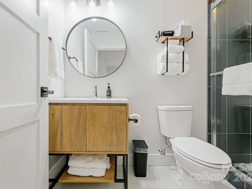 122 College Street, Asheville, NC 28801.  MLS# CAR4208358, YatesRealty ID 1569. 