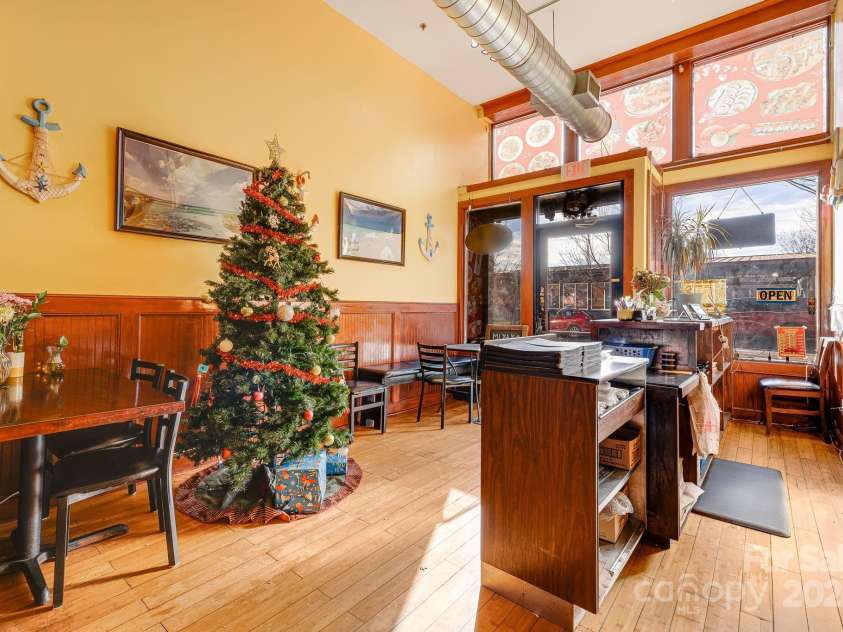 122 College Street, Asheville, NC 28801.  MLS# CAR4208358, YatesRealty ID 1569. 