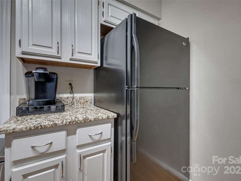 5009 Sharon Road, Charlotte, NC 28210.  MLS# CAR4256042, YatesRealty ID 15690. 