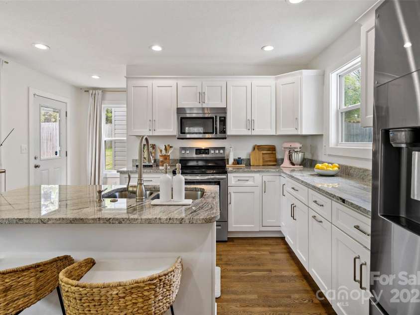 19 Starmount Drive, Asheville, NC 28806.  MLS# CAR4246841, YatesRealty ID 15692. 