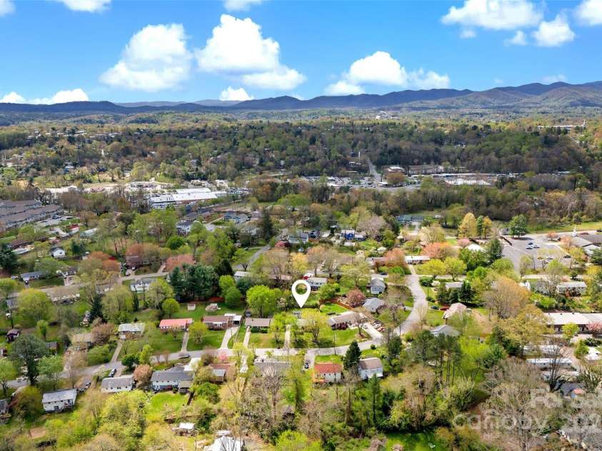 19 Starmount Drive, Asheville, NC 28806.  MLS# CAR4246841, YatesRealty ID 15692. 