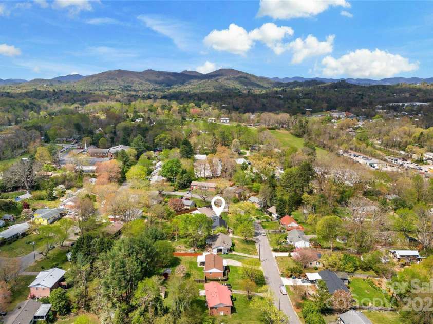 19 Starmount Drive, Asheville, NC 28806.  MLS# CAR4246841, YatesRealty ID 15692. 