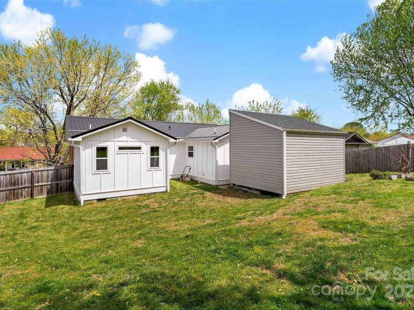 19 Starmount Drive, Asheville, NC 28806.  MLS# CAR4246841, YatesRealty ID 15692. Backyard