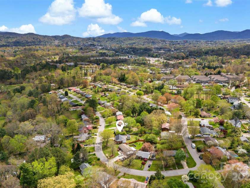 19 Starmount Drive, Asheville, NC 28806.  MLS# CAR4246841, YatesRealty ID 15692. Close to Downtown Asheville
