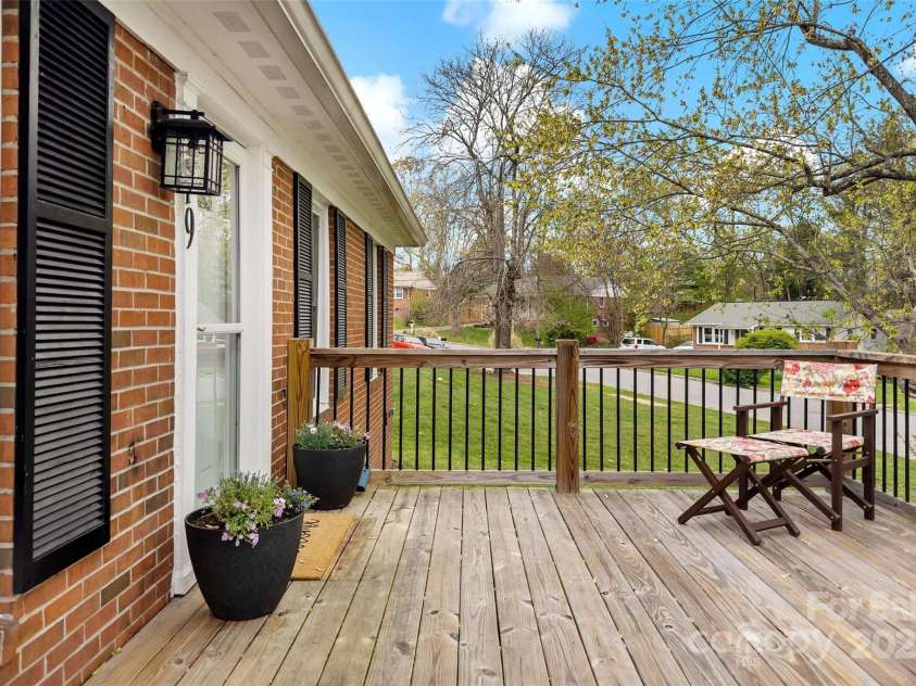 19 Starmount Drive, Asheville, NC 28806.  MLS# CAR4246841, YatesRealty ID 15692. Front Deck/Porch