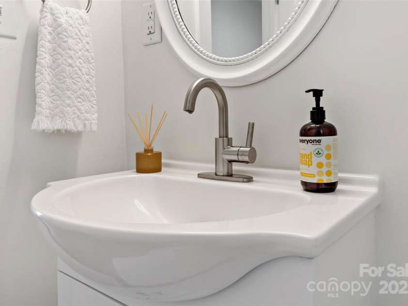 19 Starmount Drive, Asheville, NC 28806.  MLS# CAR4246841, YatesRealty ID 15692. Hall Bathroom