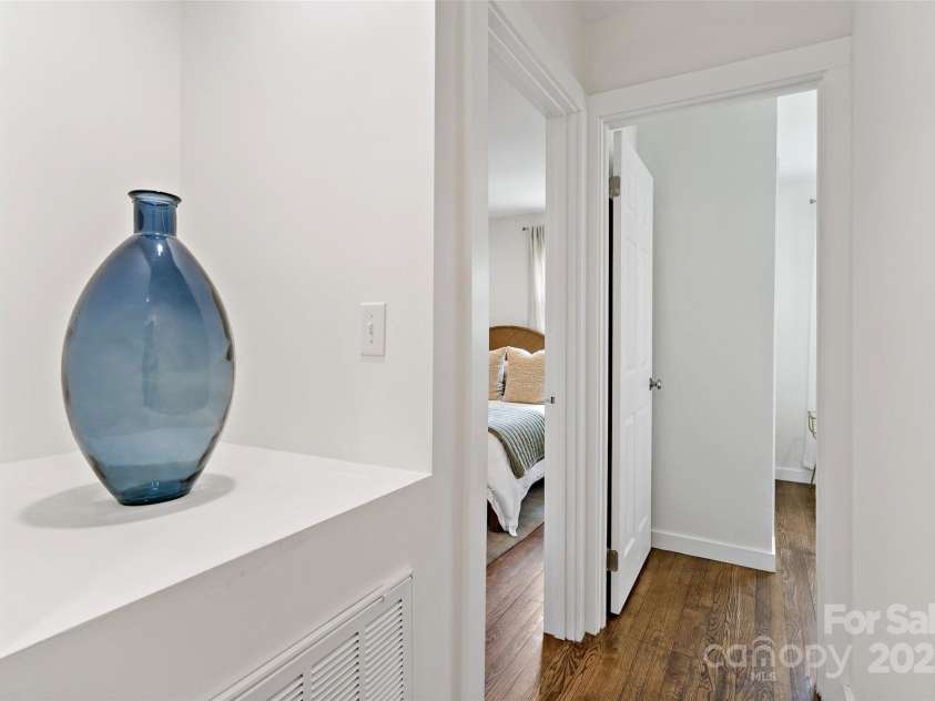 19 Starmount Drive, Asheville, NC 28806.  MLS# CAR4246841, YatesRealty ID 15692. Hallway