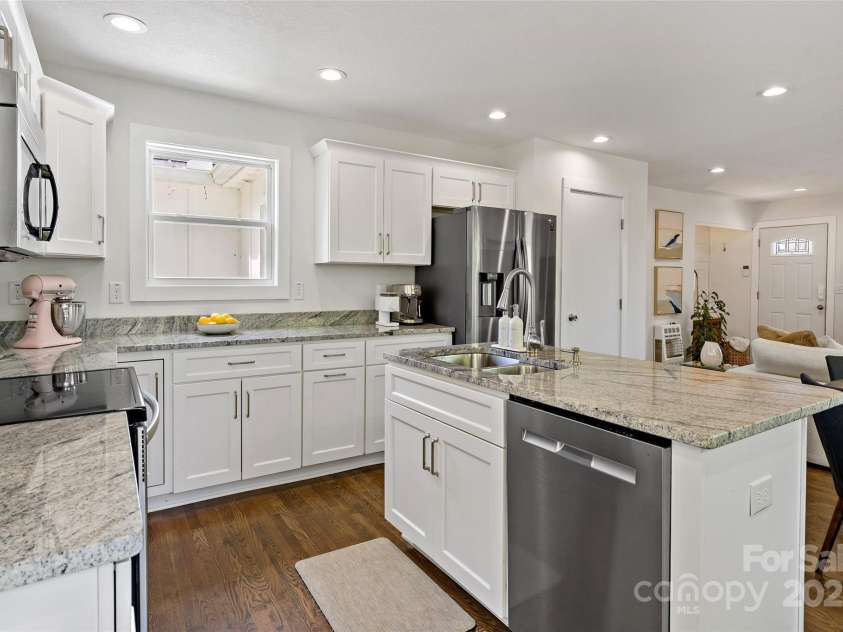 19 Starmount Drive, Asheville, NC 28806.  MLS# CAR4246841, YatesRealty ID 15692. Kitchen