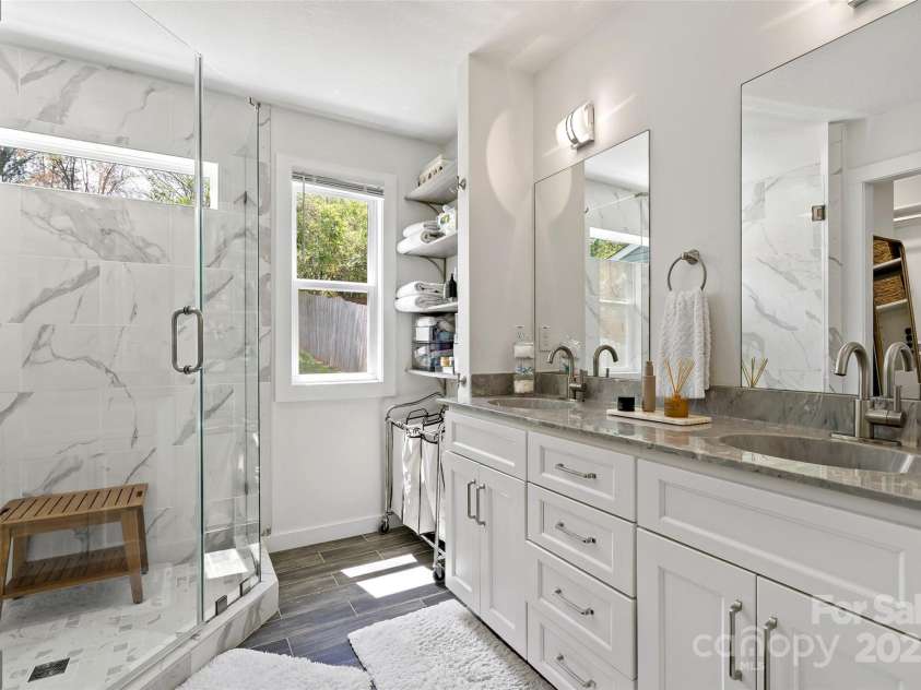 19 Starmount Drive, Asheville, NC 28806.  MLS# CAR4246841, YatesRealty ID 15692. Primary Bath