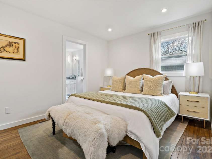 19 Starmount Drive, Asheville, NC 28806.  MLS# CAR4246841, YatesRealty ID 15692. Primary Bedroom