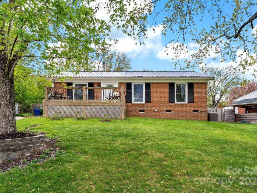 19 Starmount Drive, Asheville, NC 28806.  MLS# CAR4246841, YatesRealty ID 15692. Welcome to 19 Starmount