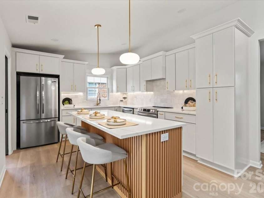 6900 Valley Haven Drive, Charlotte, NC 28211.  MLS# CAR4370535, YatesRealty ID 15693. 