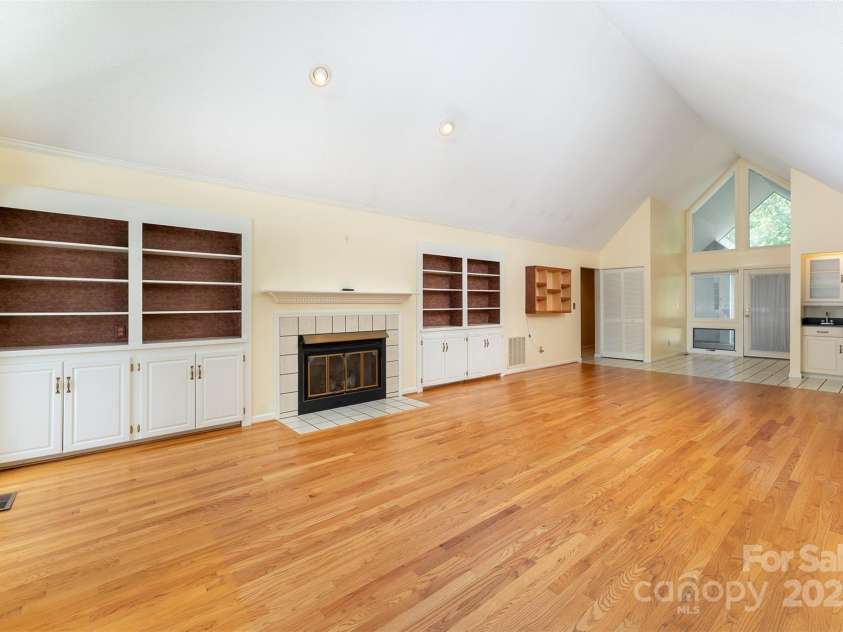 144 Overlook Drive, Flat Rock, NC 28731.  MLS# CAR4290204, YatesRealty ID 15696. 
