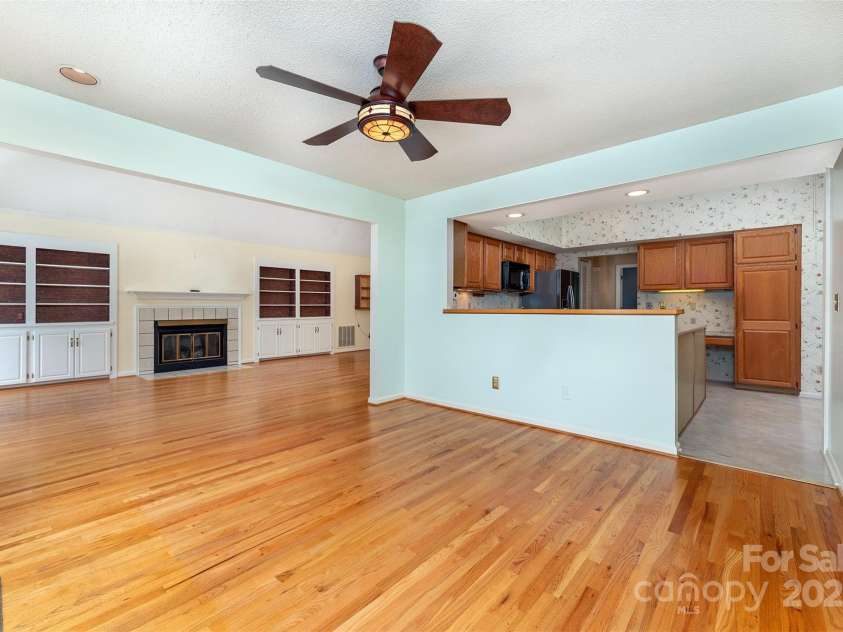 144 Overlook Drive, Flat Rock, NC 28731.  MLS# CAR4290204, YatesRealty ID 15696. 