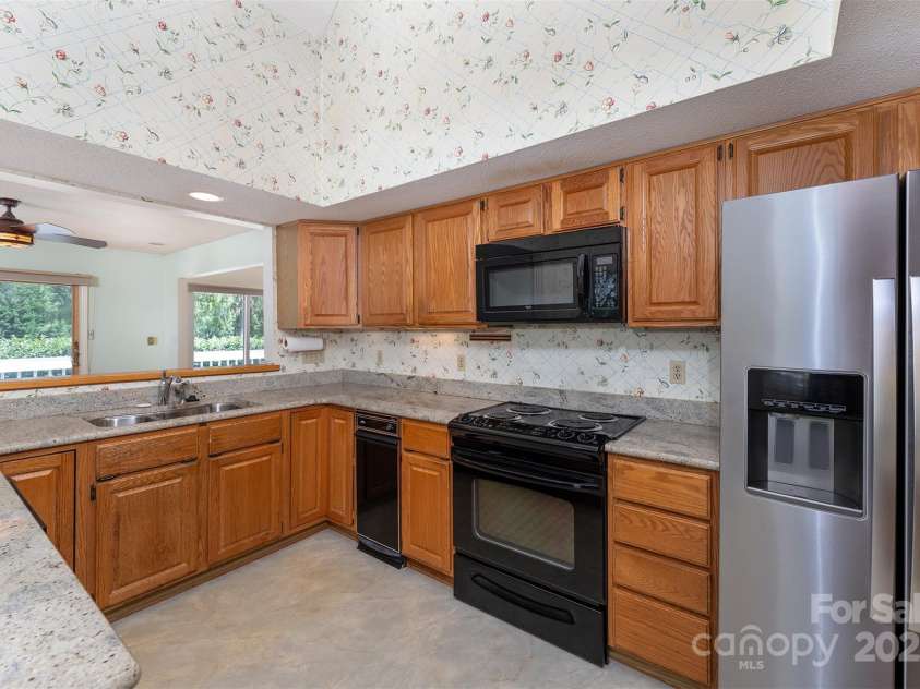 144 Overlook Drive, Flat Rock, NC 28731.  MLS# CAR4290204, YatesRealty ID 15696. 