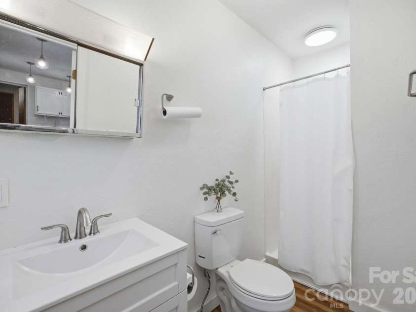 573 & 577 Randolph Road, Marion, NC 28752.  MLS# CAR4368362, YatesRealty ID 15697. Apartment bath