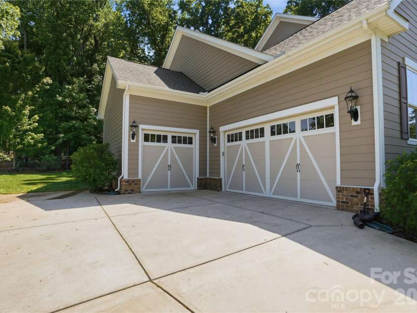 124 Shimmerlake Lane, Belmont, NC 28012.  MLS# CAR4372639, YatesRealty ID 15698. 3 Car Garage