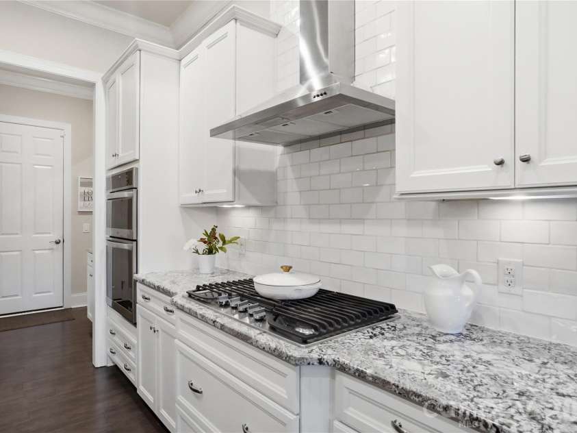 124 Shimmerlake Lane, Belmont, NC 28012.  MLS# CAR4372639, YatesRealty ID 15698. Kitchen with Gas Cooktop