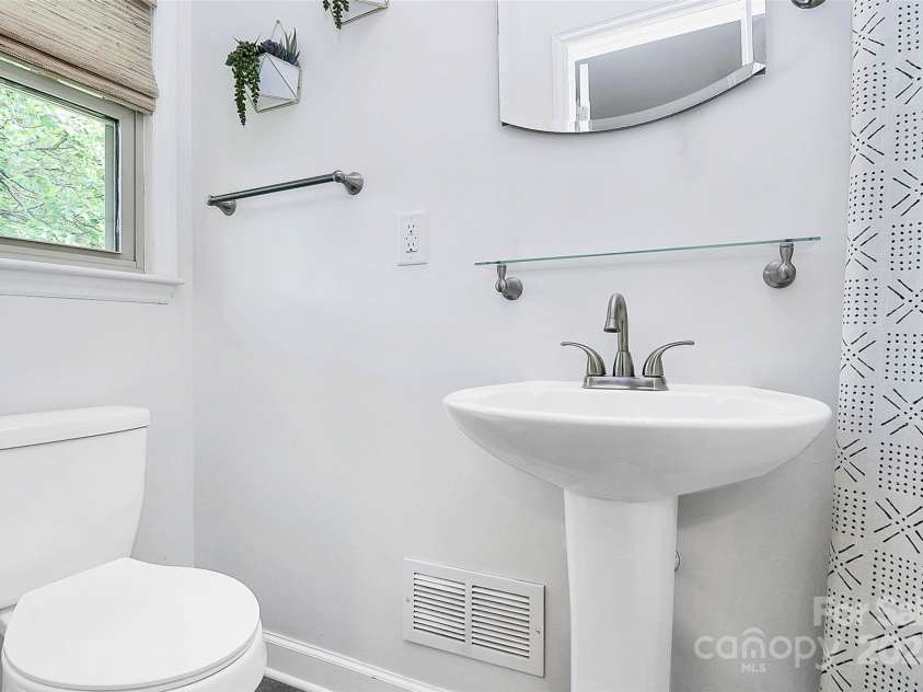 5929 Brookhaven Road, Charlotte, NC 28210.  MLS# CAR4262613, YatesRealty ID 15699. 