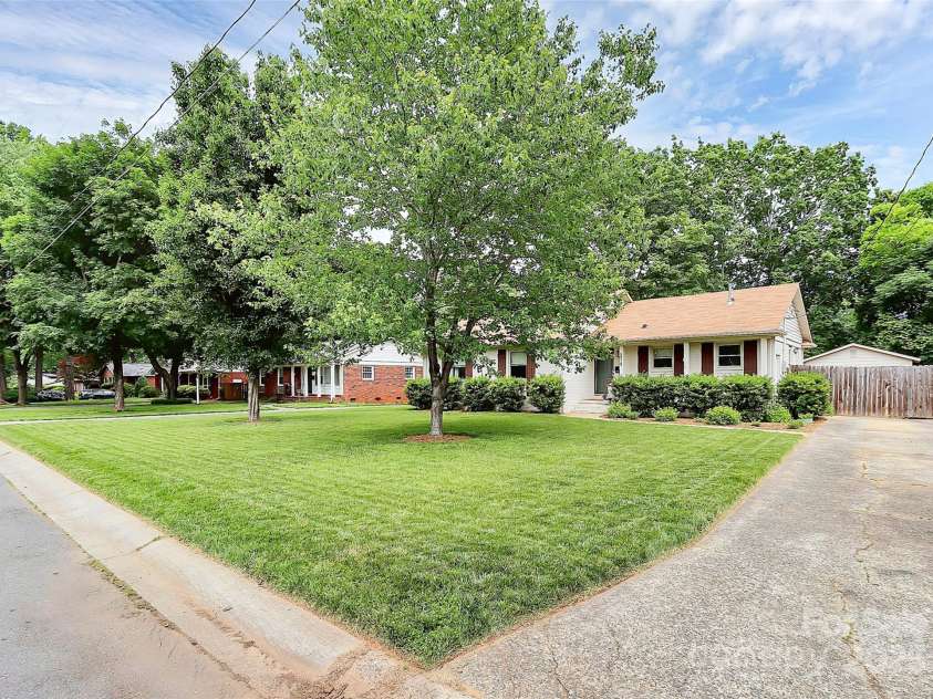 5929 Brookhaven Road, Charlotte, NC 28210.  MLS# CAR4262613, YatesRealty ID 15699. 