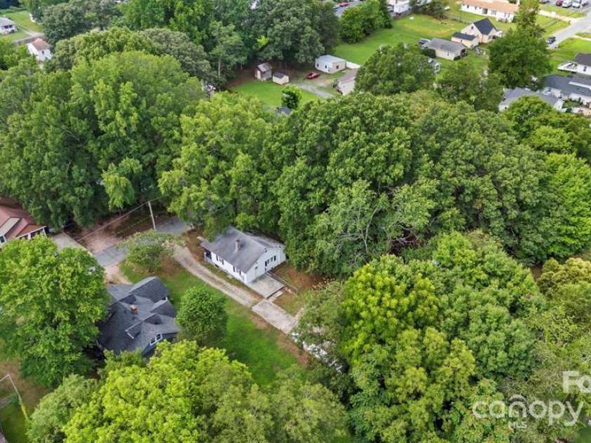 323 20th Street, Kannapolis, NC 28083.  MLS# CAR4287676, YatesRealty ID 157. 