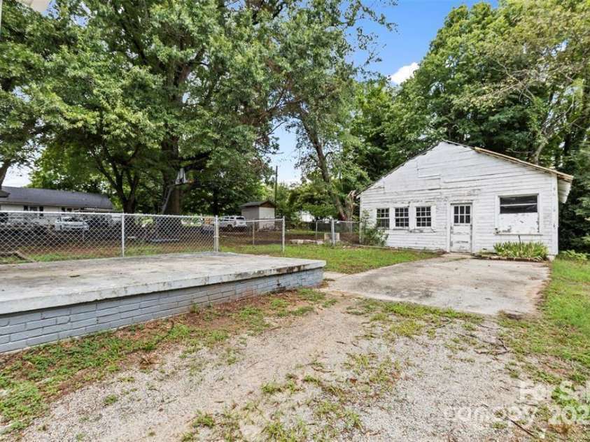323 20th Street, Kannapolis, NC 28083.  MLS# CAR4287676, YatesRealty ID 157. Extra building for storage, or potential for renovation