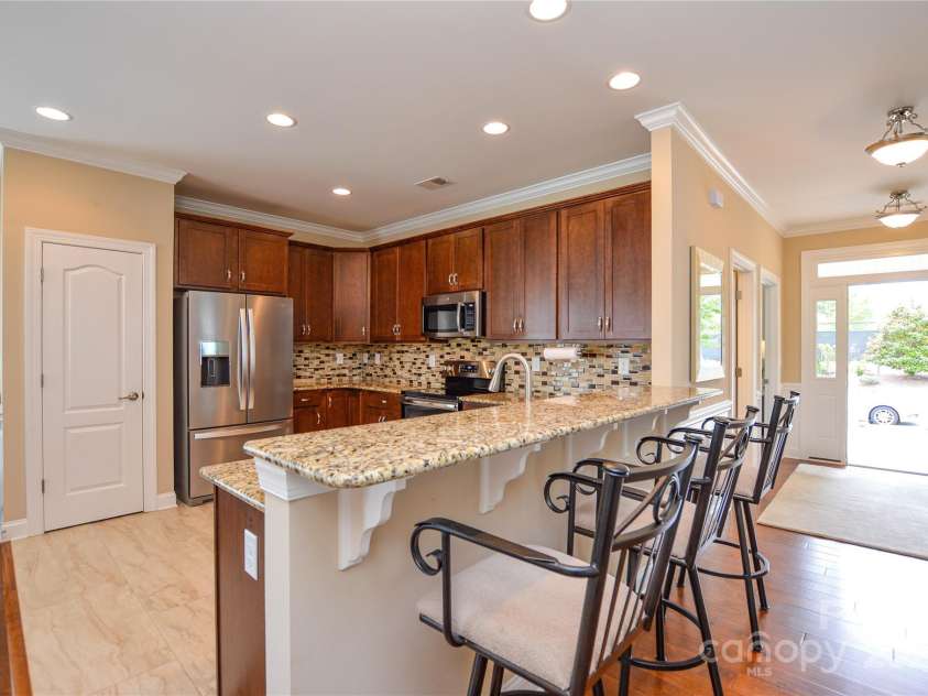 11607 Meetinghouse Drive, Cornelius, NC 28031.  MLS# CAR4264013, YatesRealty ID 15700. Open kitchen