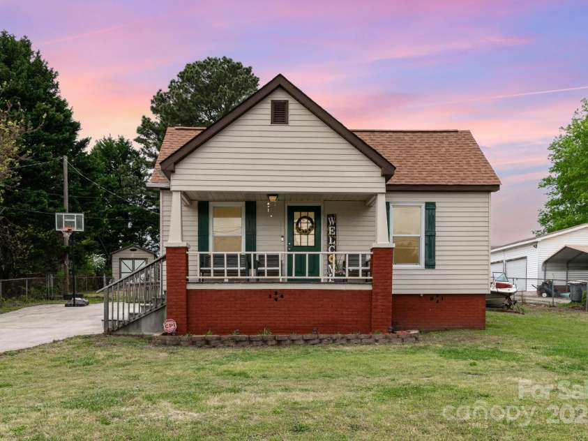 557 Hunter Avenue, Kannapolis, NC 28083.  MLS# CAR4244838, YatesRealty ID 15701. 