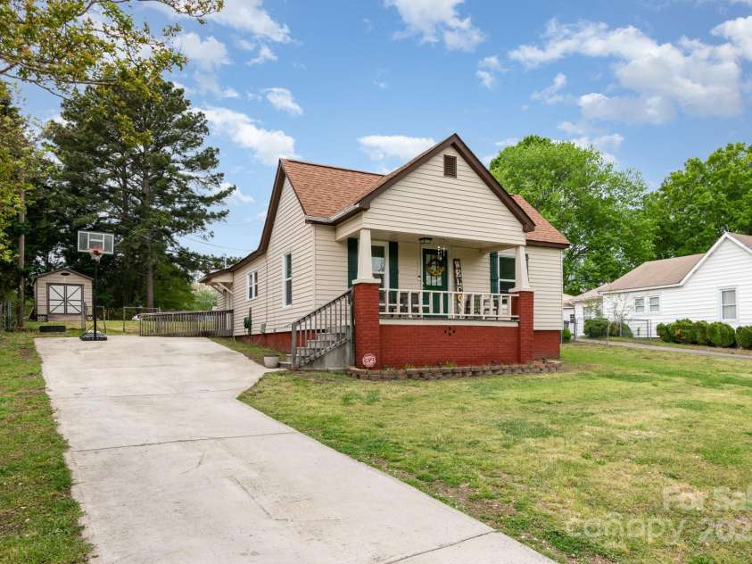 557 Hunter Avenue, Kannapolis, NC 28083.  MLS# CAR4244838, YatesRealty ID 15701. 