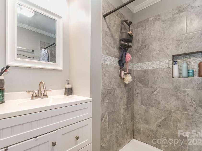 557 Hunter Avenue, Kannapolis, NC 28083.  MLS# CAR4244838, YatesRealty ID 15701. 