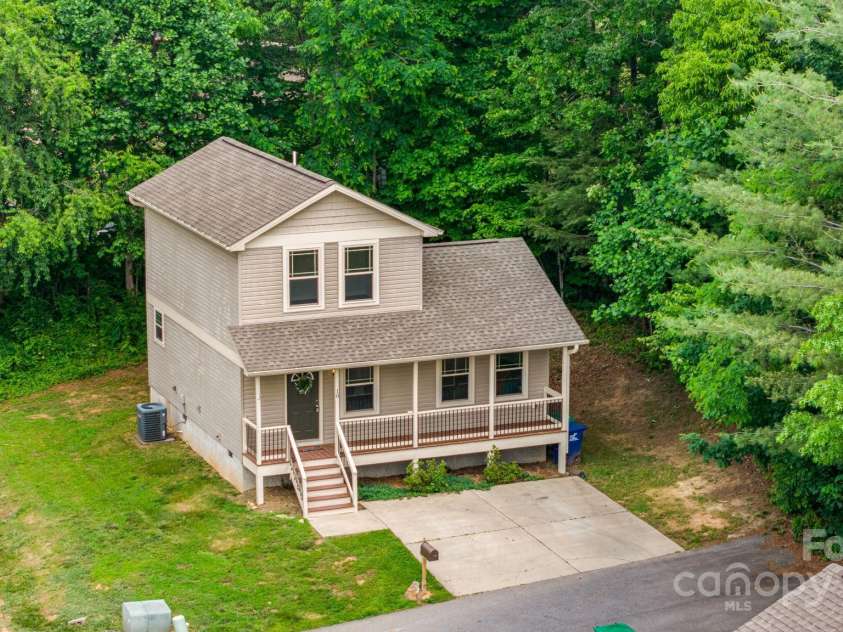 10 Coral Berry Drive, Candler, NC 28715.  MLS# CAR4256024, YatesRealty ID 15704. 
