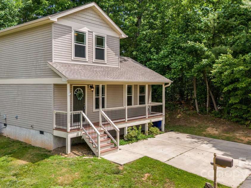10 Coral Berry Drive, Candler, NC 28715.  MLS# CAR4256024, YatesRealty ID 15704. 