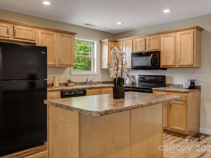 10 Coral Berry Drive, Candler, NC 28715.  MLS# CAR4256024, YatesRealty ID 15704. 