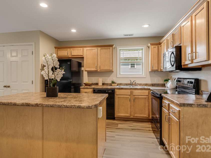 10 Coral Berry Drive, Candler, NC 28715.  MLS# CAR4256024, YatesRealty ID 15704. 