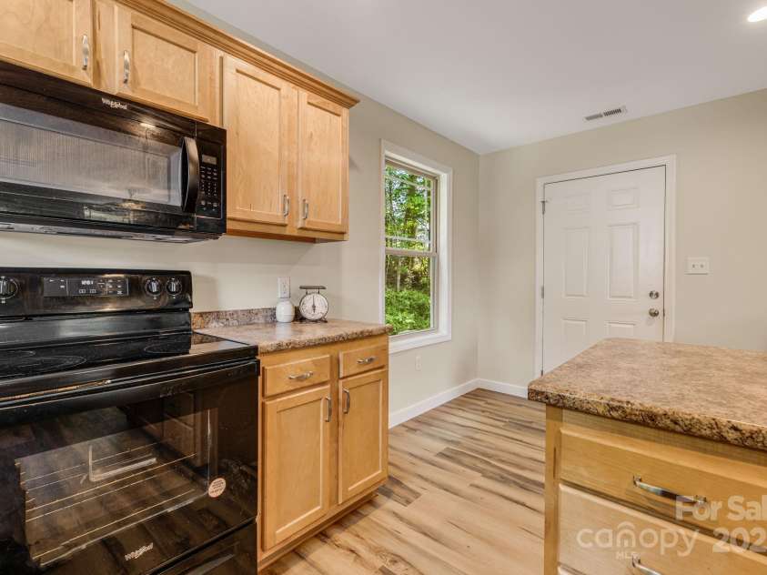 10 Coral Berry Drive, Candler, NC 28715.  MLS# CAR4256024, YatesRealty ID 15704. 