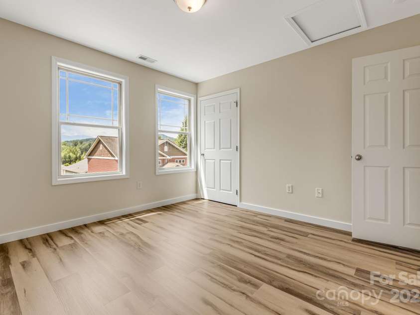 10 Coral Berry Drive, Candler, NC 28715.  MLS# CAR4256024, YatesRealty ID 15704. 