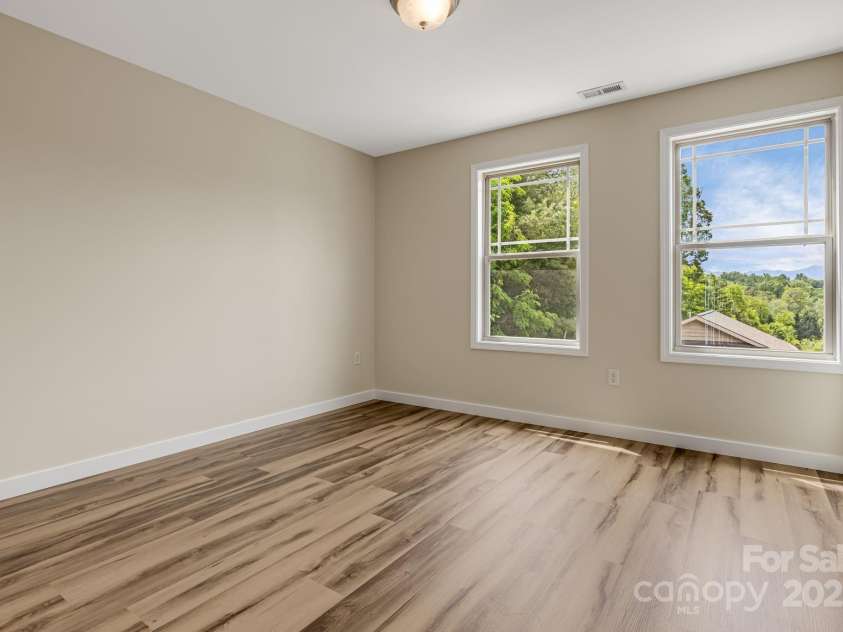 10 Coral Berry Drive, Candler, NC 28715.  MLS# CAR4256024, YatesRealty ID 15704. 