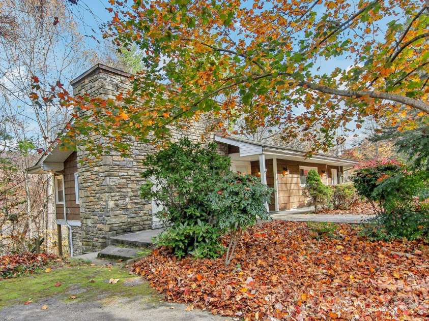 231 Highlands Loop, Maggie Valley, NC 28751.  MLS# CAR4263450, YatesRealty ID 15705. 