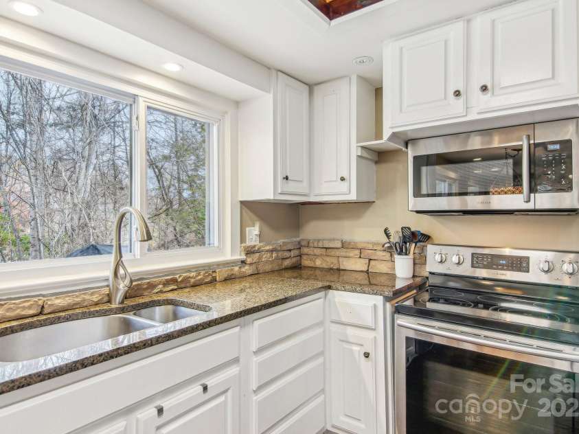 231 Highlands Loop, Maggie Valley, NC 28751.  MLS# CAR4263450, YatesRealty ID 15705. 