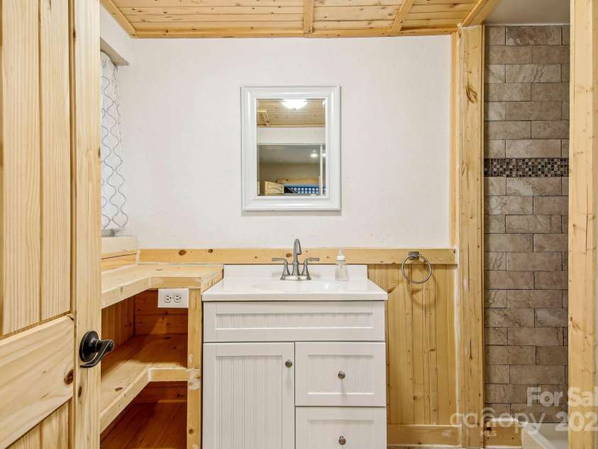 231 Highlands Loop, Maggie Valley, NC 28751.  MLS# CAR4263450, YatesRealty ID 15705. 