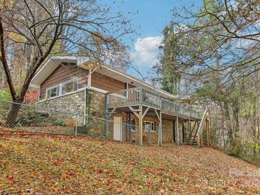 231 Highlands Loop, Maggie Valley, NC 28751.  MLS# CAR4263450, YatesRealty ID 15705. 